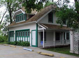 Chestnut Charm Carriage House with Jacuzzi suites